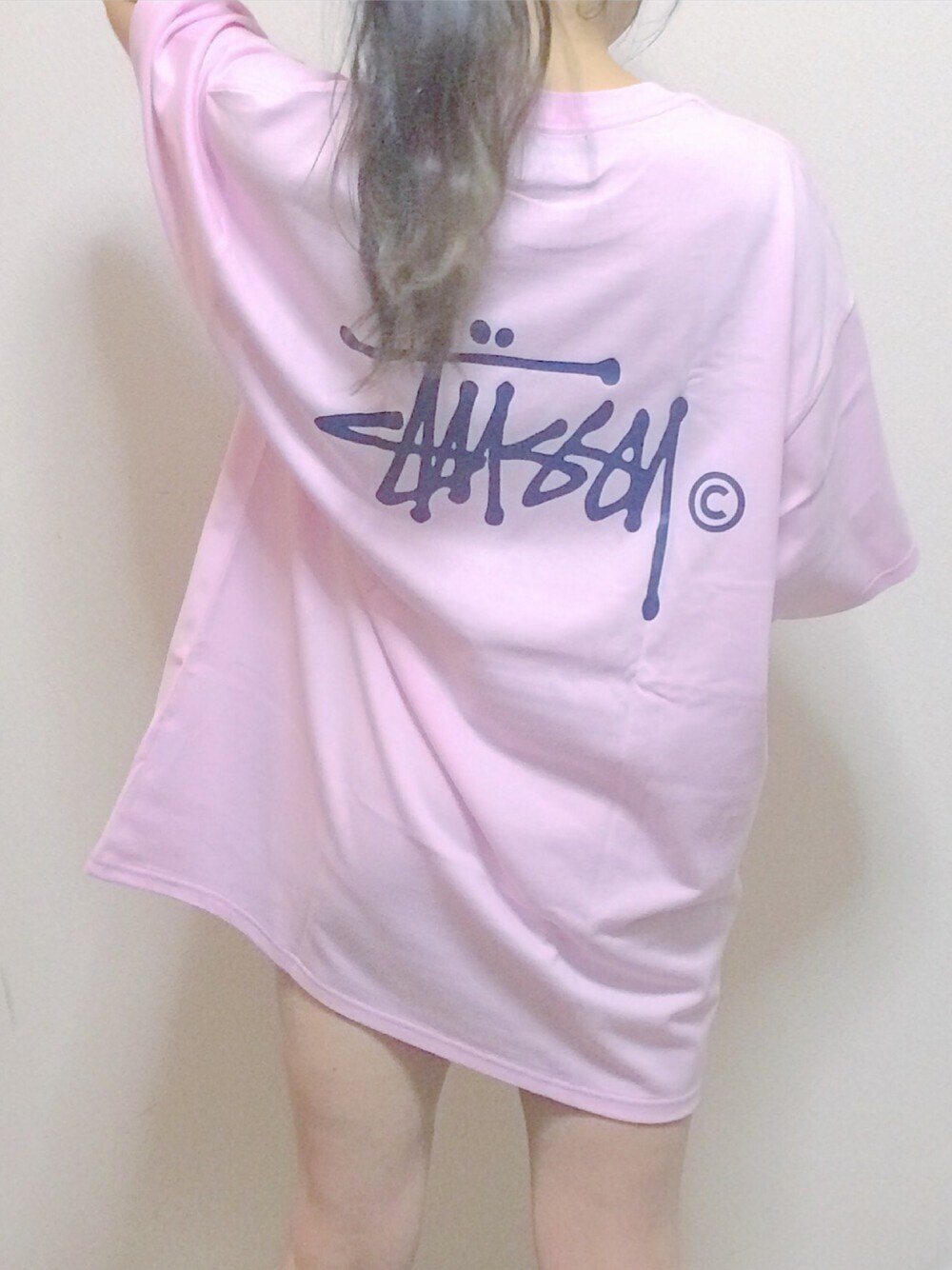 「stussy、stussy women、ラフ、春コーデ、ピンク、オーバーサイズ、カジュアル、ビッグシルエット、バックプリント、ロゴT」｜「Stussy WomenのBig Basic Logo Tee（Tシャツ/カットソー、ピンク系）」を使った、_さん（レディース・60cm）の春コーディネートの1枚目の写真