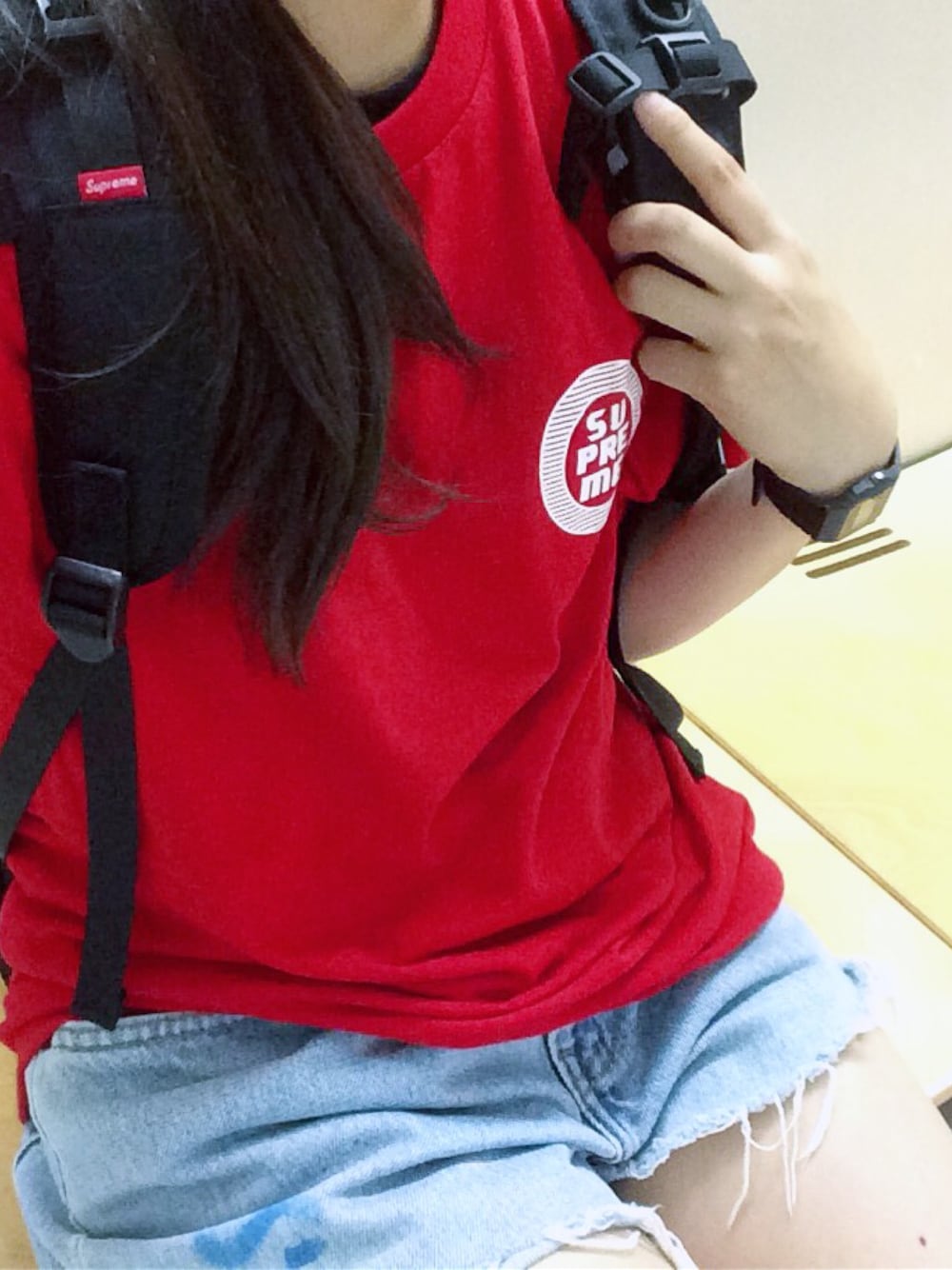 「supreme、ラフ、カジュアル、シンプル、ootd、赤、バックパック、時計、ショートパンツ、デニム」｜「Supreme のアイテム（Tシャツ/カットソー、レッド系）」を使った、_さん（レディース・60cm）の夏コーディネートの1枚目の写真