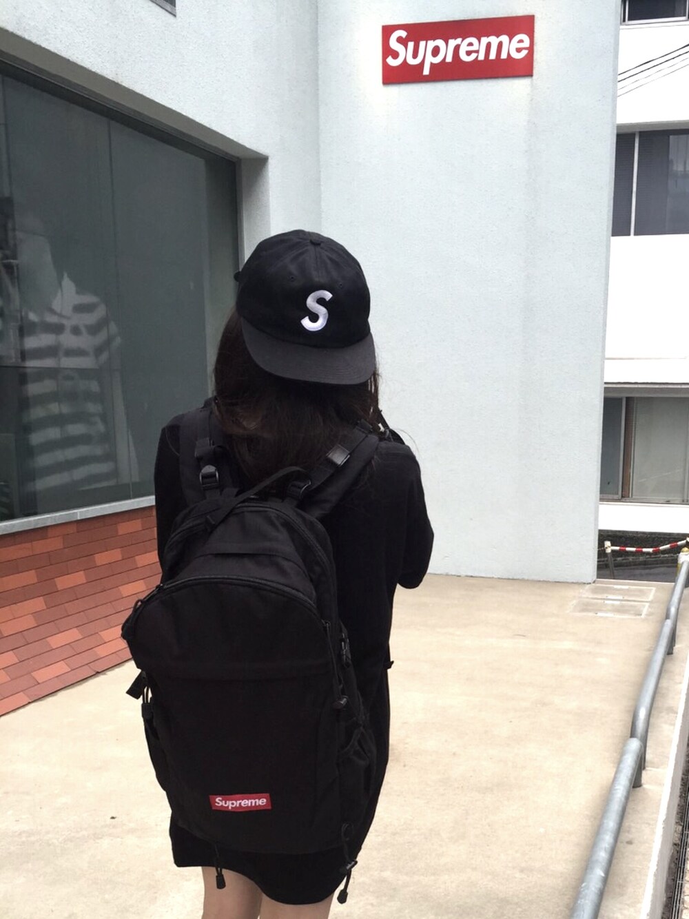 「リュック、supreme、ストリート、スケータースタイル、カジュアル、オーバーサイズ、バックパック、ブラック、キャップ、Tシャツ」｜「Supreme の2015ss（キャップ、ブラック系）」を使った、_さん（レディース・60cm）の秋コーディネートの1枚目の写真