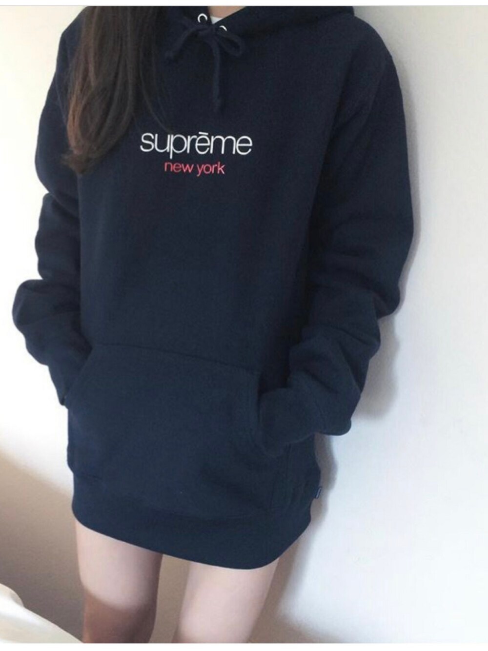 「ootd、カジュアル、メンズライク、オーバーサイズ、パーカー、supreme、ネイビー、秋のコーデ」｜「Supreme のアイテム（Tシャツ/カットソー、ホワイト系）」を使った、_さん（レディース・60cm）の秋コーディネートの1枚目の写真