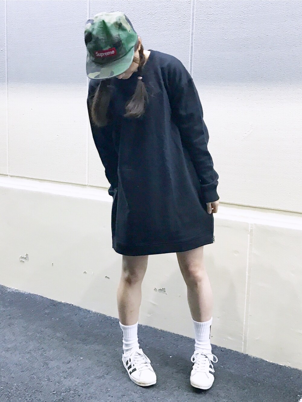 「秋のコーデ、outfit、キャップ、adidas、adidas originals、スニーカー、スニーカーコーデ、supreme、モノトーン、ストリート」｜「Supreme のアイテム（キャップ、グリーン系）」を使った、_さん（レディース・60cm）の秋コーディネートの1枚目の写真