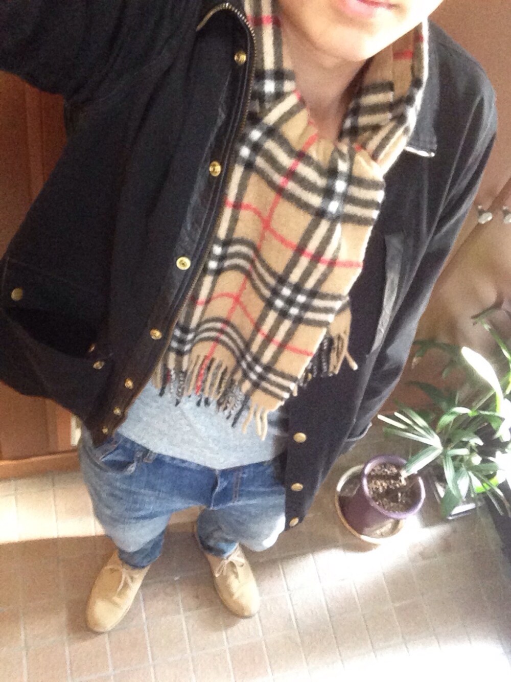 「united arrows、URBAN RESEARCH、burberry、マフラー、デニム、シンプル、冬」｜「URBAN RESEARCHのアイテム（デニムパンツ、ブルー系）」を使った、西村さん（メンズ・182cm）の冬コーディネートの1枚目の写真