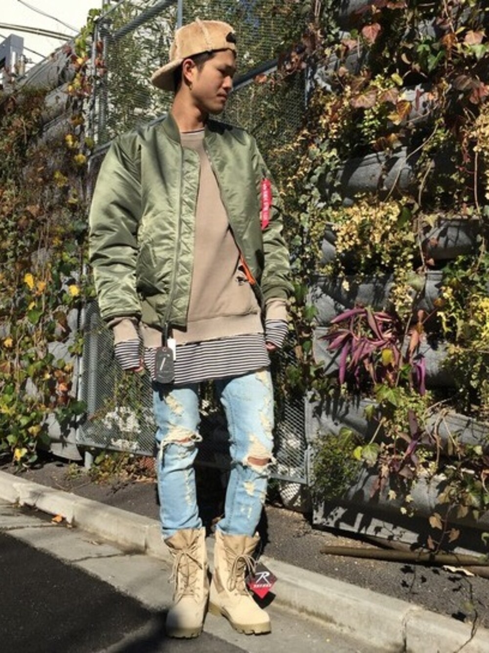 グリーン系のミリタリージャケット、ベージュ系のスウェット、ホワイト系のTシャツ/カットソーを着用したメンズの冬コーディネートの1枚目の写真