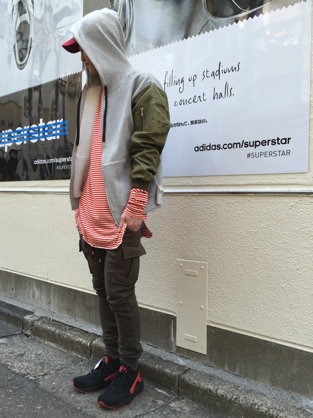 グレー系のパーカー、レッド系のTシャツ/カットソー、グリーン系のその他パンツを着用したメンズの冬コーディネートの1枚目の写真