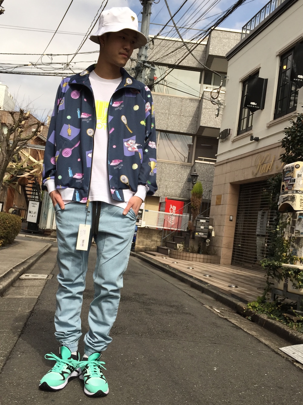 ブルー系のジャージ、ホワイト系のTシャツ/カットソー、ブルー系のその他パンツを着用したメンズの春コーディネートの1枚目の写真