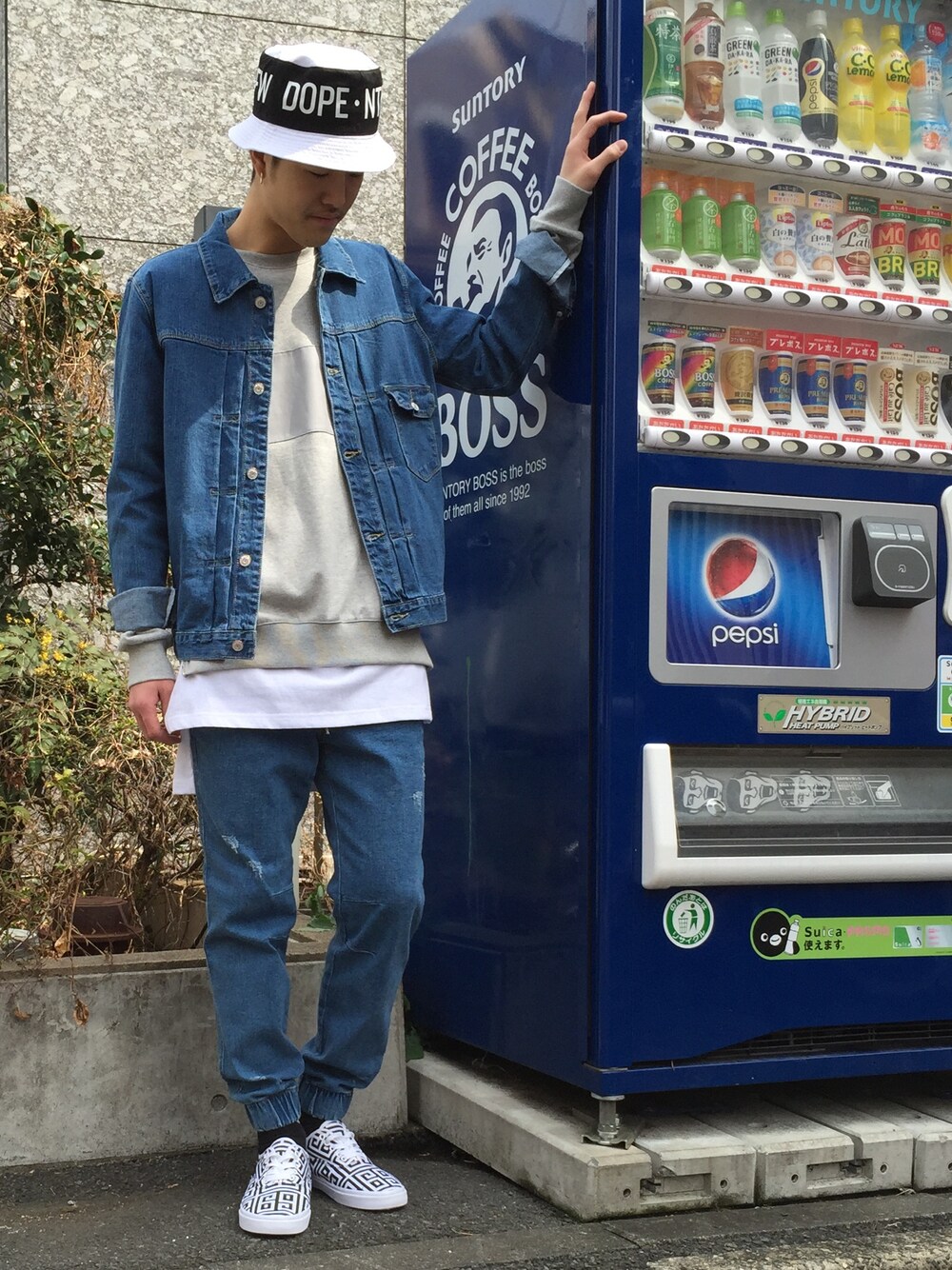 ブルー系のデニムジャケット、グレー系のスウェット、ホワイト系のTシャツ/カットソーを着用したメンズの春コーディネートの1枚目の写真