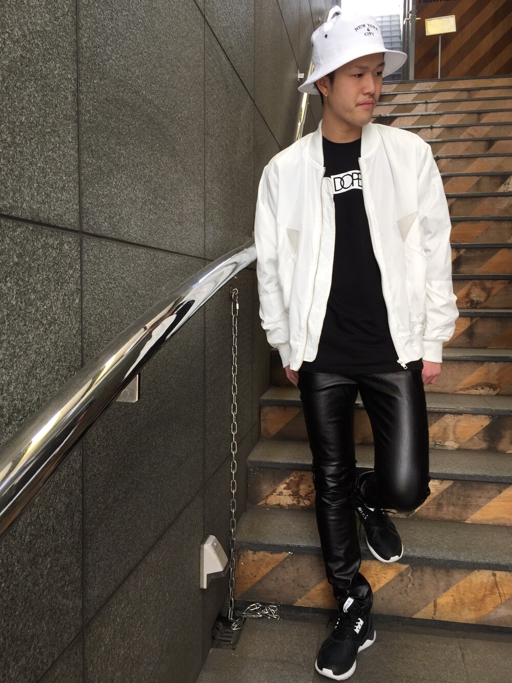 ホワイト系のミリタリージャケット、ブラック系のTシャツ/カットソー、ブラック系のその他パンツを着用したメンズの春コーディネートの1枚目の写真