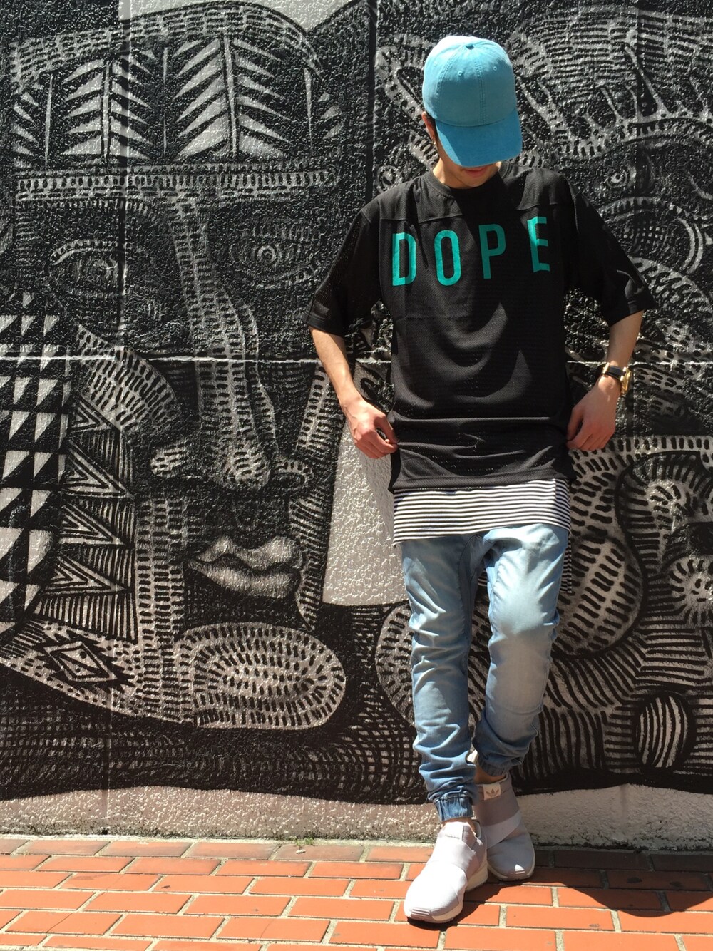 ブラック系のTシャツ/カットソー、ブラック系のタンクトップ、ブルー系のデニムパンツを着用したメンズの春コーディネートの1枚目の写真