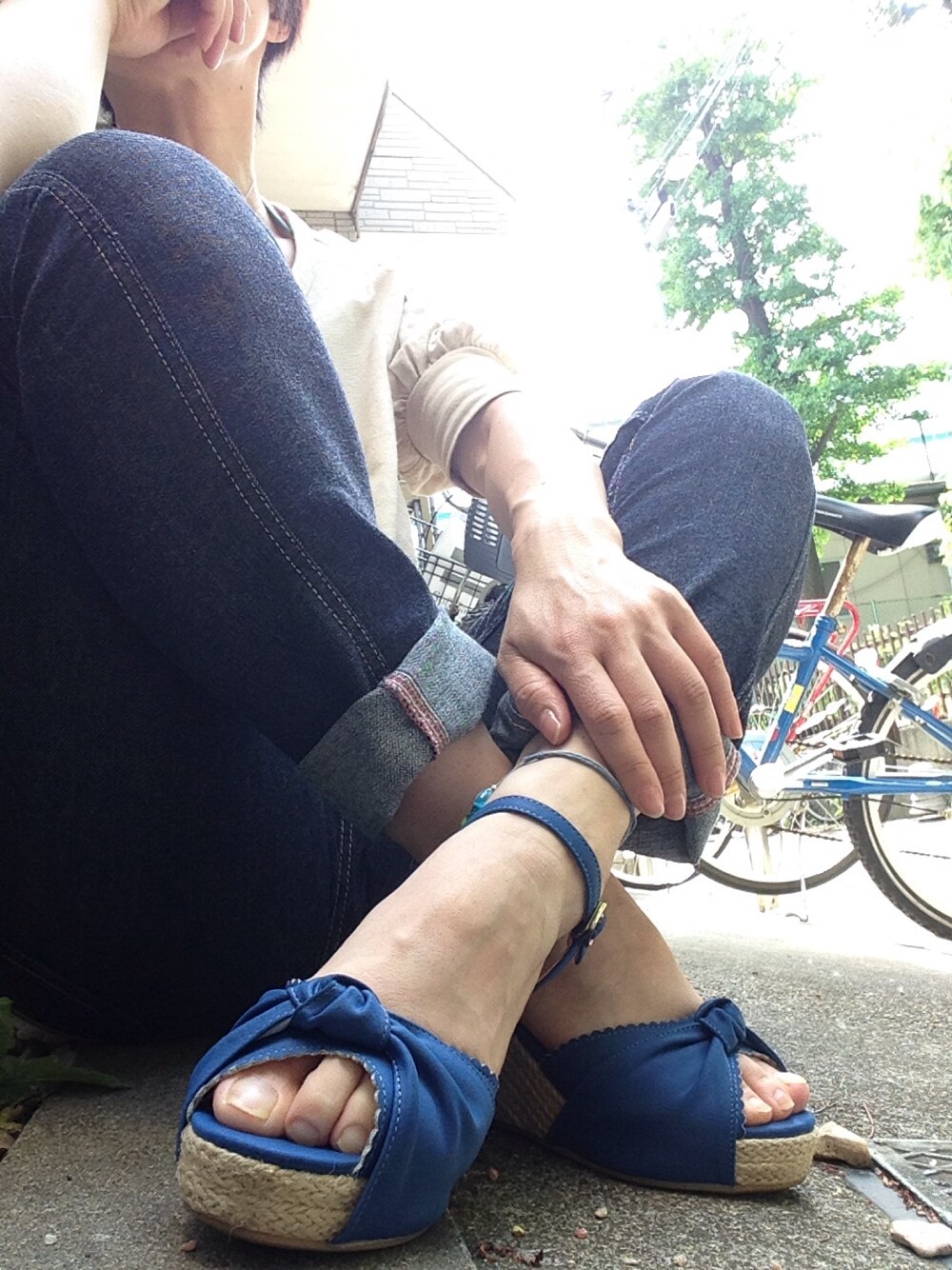 その他のキャミソール、ブルー系のサンダル、ブルー系のアンクレットを着用したレディースの春コーディネートの1枚目の写真