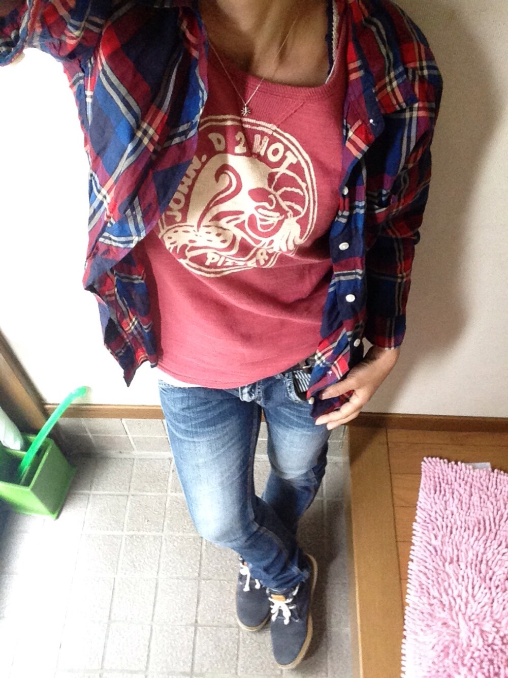 レッド系のTシャツ/カットソー、ブルー系のその他シューズ、ホワイト系のタンクトップを着用したレディースの春コーディネートの1枚目の写真