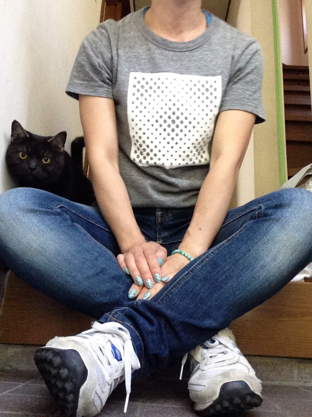 グレー系のTシャツ/カットソー、ブラック系のその他、ブルー系のハンドケア/ハンドクリームを着用したレディースの春コーディネートの1枚目の写真