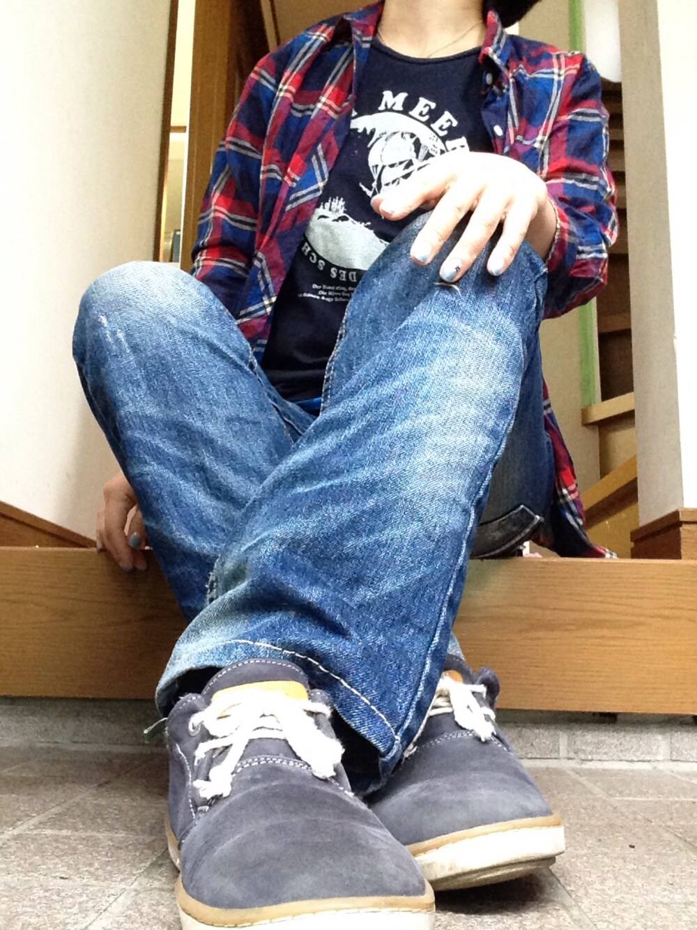 ブルー系のTシャツ/カットソー、ブルー系のスニーカー、ブルー系のハンドケア/ハンドクリームを着用したレディースの夏コーディネートの1枚目の写真