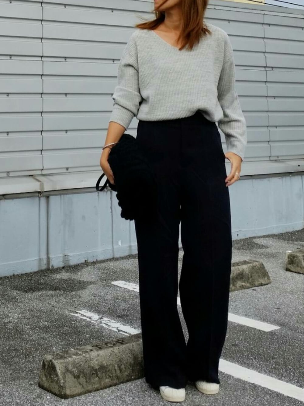 「Doシンプル部、アダルトおカワたん部、上下GU、ワイドパンツ、ニットクラッチ、Vネックリットセーター」｜「GUのアイテム（クラッチバッグ、ブラック系）」を使った、SHOさん（レディース・164cm）の冬コーディネートの1枚目の写真