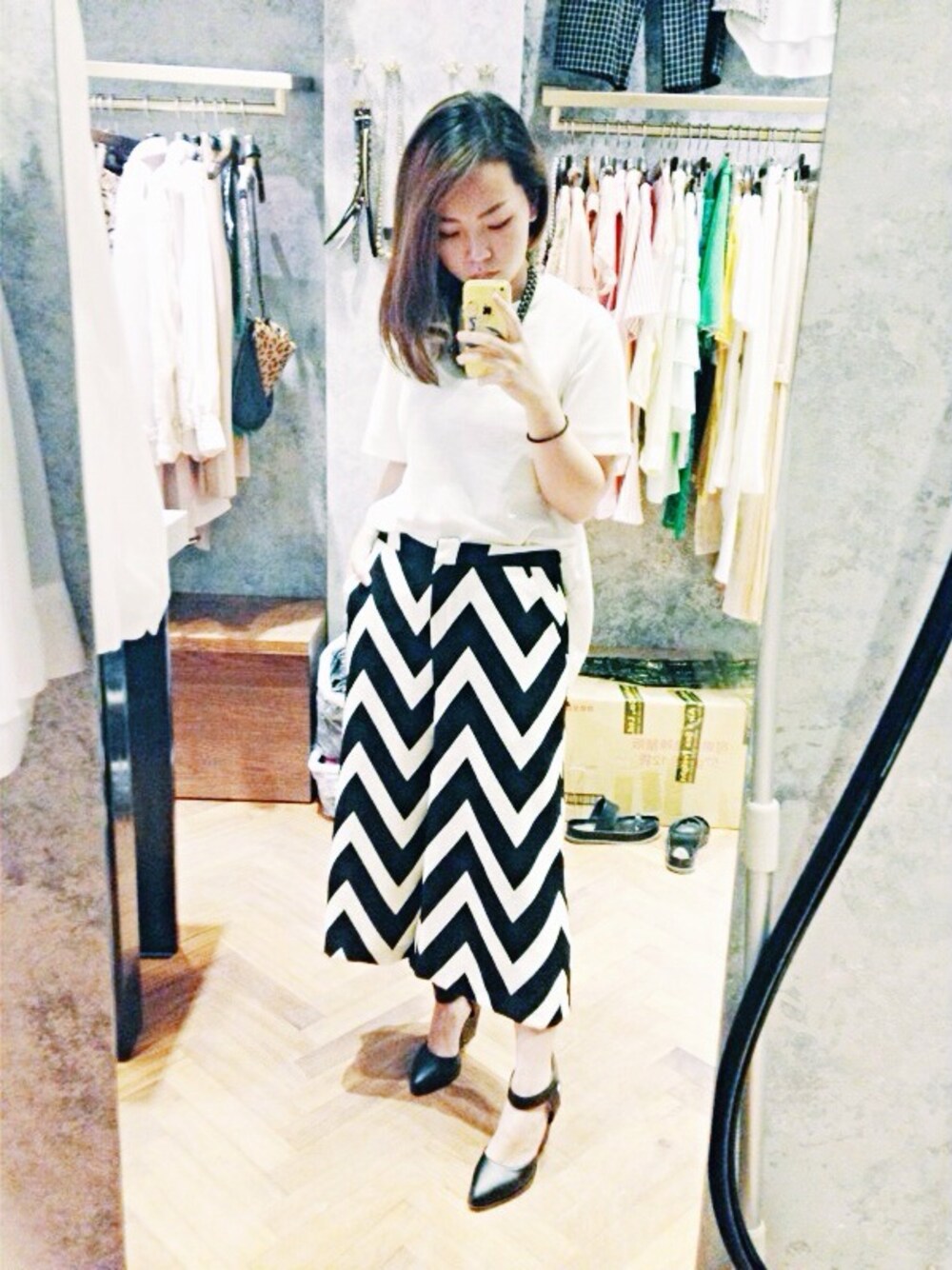「CAROLのアイテム（その他パンツ、ホワイト系）」を使った、Lizさん（レディース・155cm）の秋コーディネートの1枚目の写真