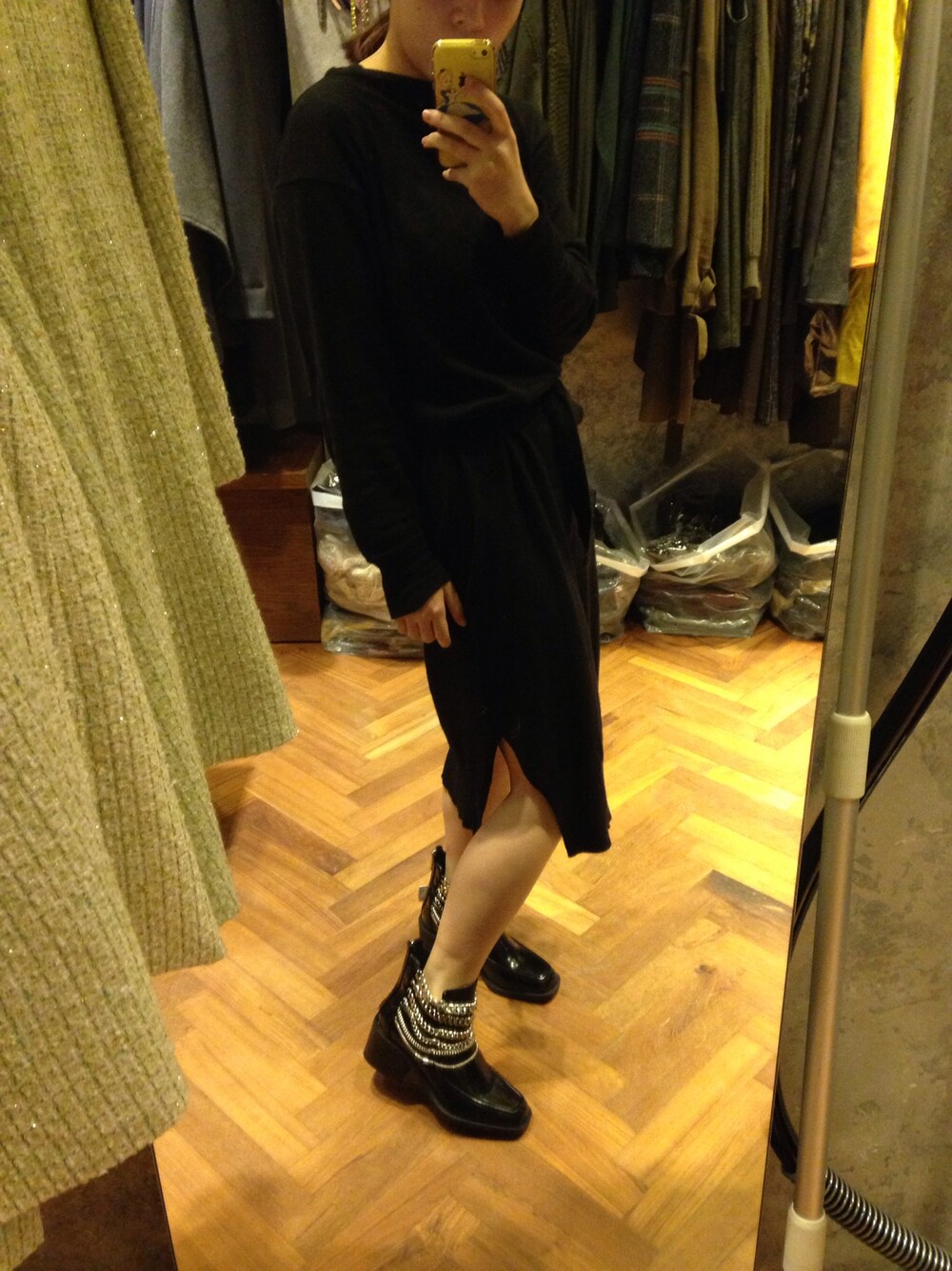 「ZARAのアイテム（ブーティ、ブラック系）」を使った、Lizさん（レディース・155cm）の冬コーディネートの1枚目の写真