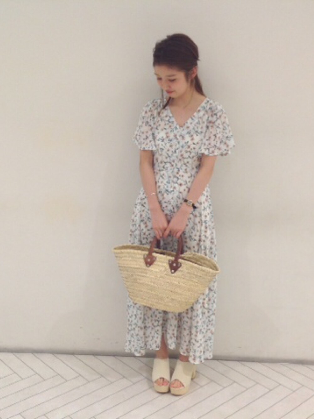 ホワイト系のシャツワンピースを着用したレディースの夏コーディネートの1枚目の写真