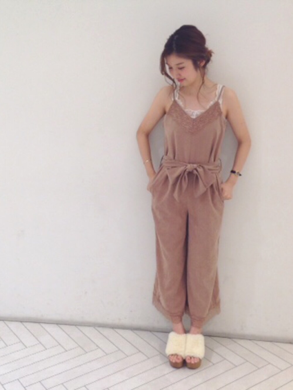 ピンク系のサロペット/オーバーオールを着用したレディースの夏コーディネートの1枚目の写真