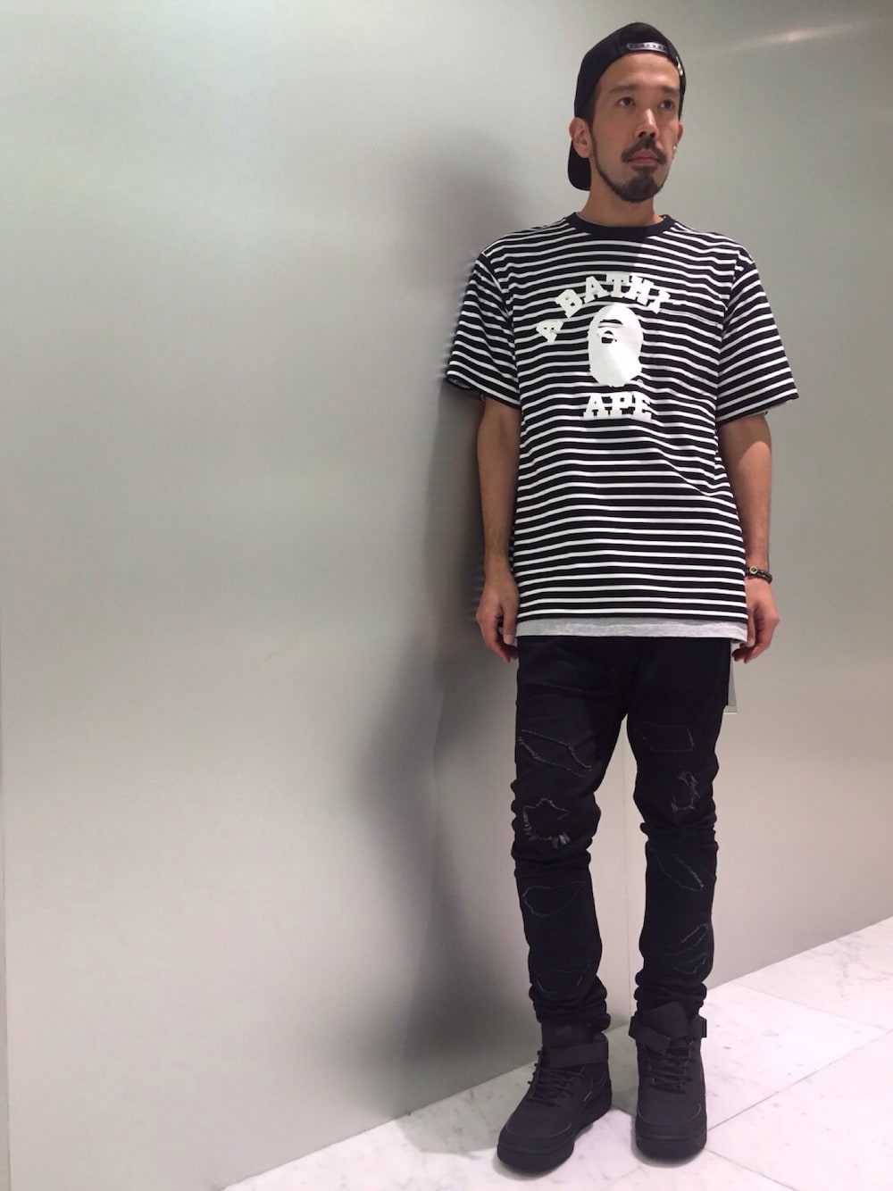 ブラック系のスニーカー、ブラック系のデニムパンツ、ブラック系のTシャツ/カットソーを着用したメンズの夏コーディネートの1枚目の写真