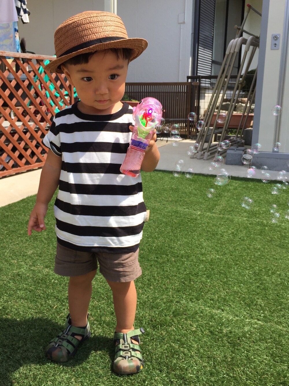 「激安コーデ、キッズファッション、男の子、まだまだ夏コーデ、ボーダー、2歳」｜「ダイソーのアイテム（ハット、ブラウン系）」を使った、ku_chanさん（キッズ・80cm）の秋コーディネートの1枚目の写真