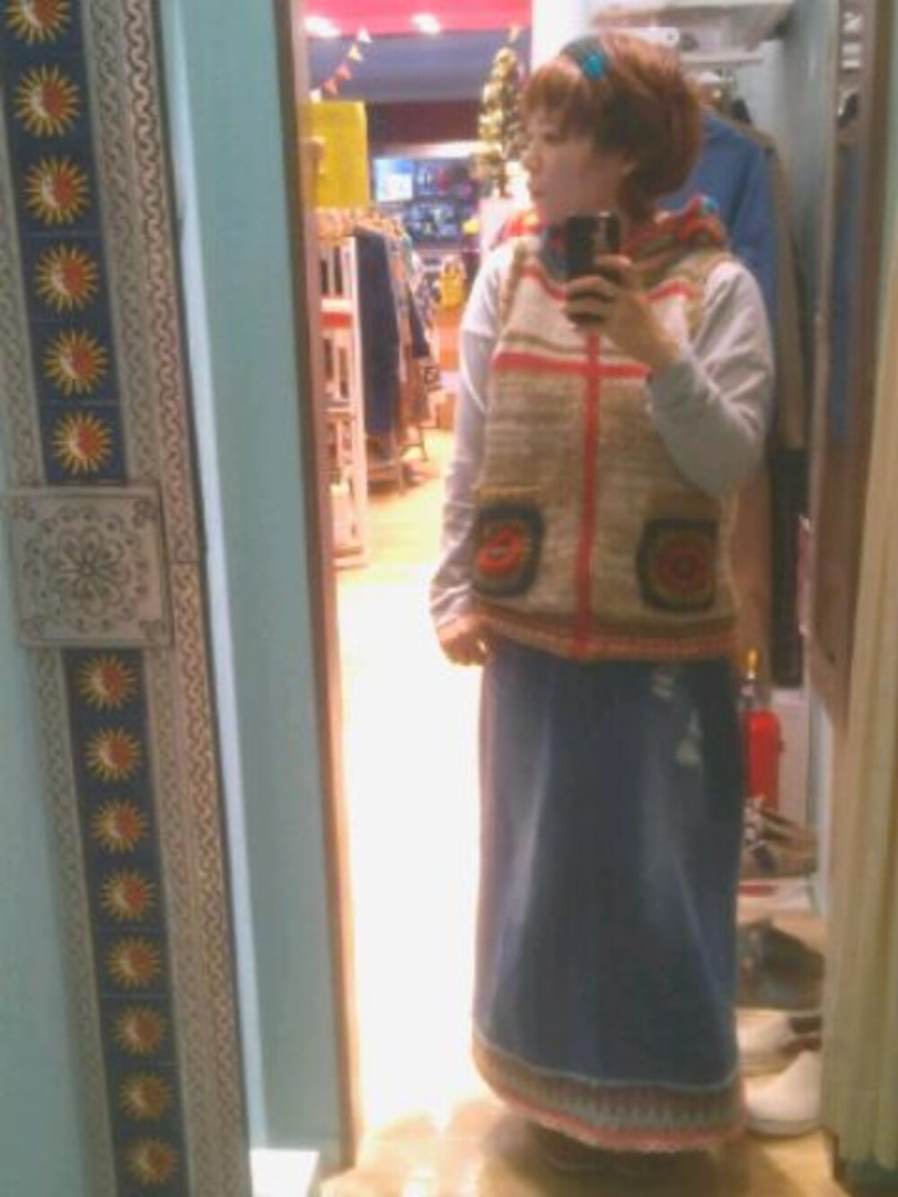 オレンジ系のその他アウター、グレー系のヘアバンドを着用したレディースの秋コーディネートの1枚目の写真