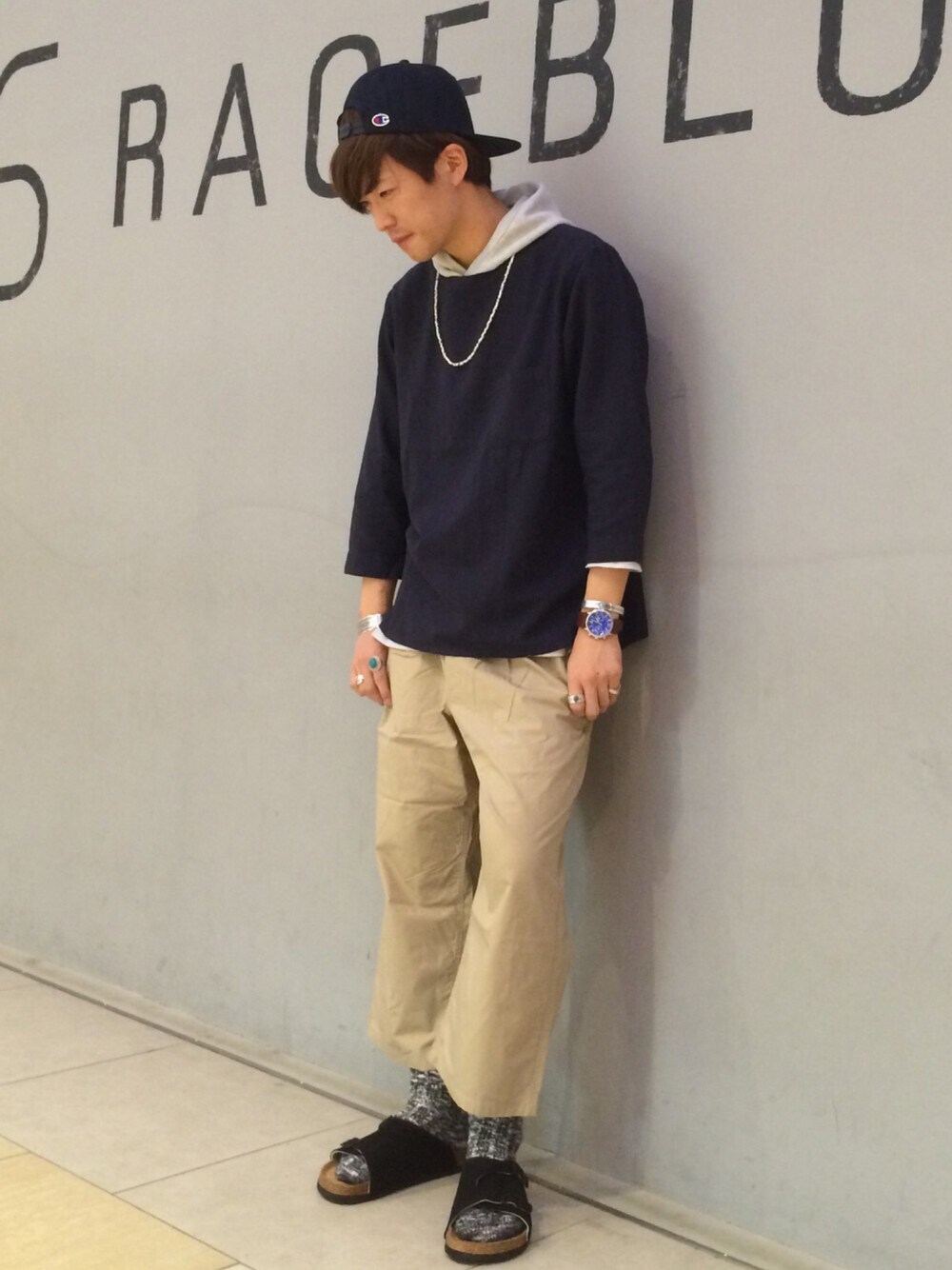 グレー系のTシャツ/カットソー、ベージュ系のその他パンツ、ブルー系のシャツ/ブラウスを着用したメンズの春コーディネートの1枚目の写真