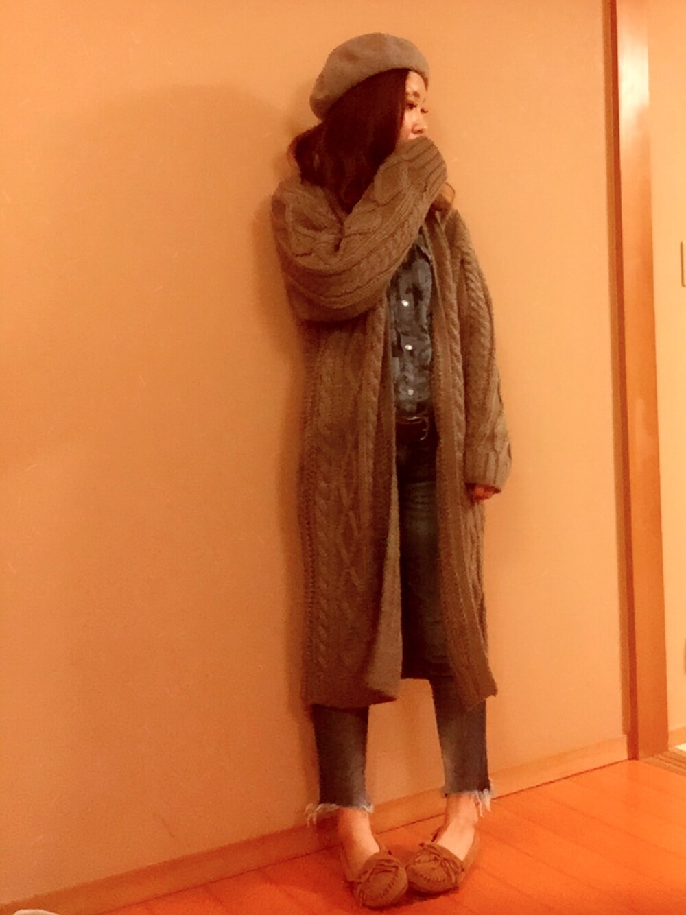 ブラウン系のカーディガン/ボレロ、ブルー系のデニムパンツ、ブルー系のシャツ/ブラウスを着用したレディースの秋コーディネートの1枚目の写真