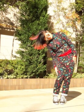 「red」｜「アイテム（デニムジャケット）」を使った、Akeem F.さん（レディース・158cm）の冬コーディネート