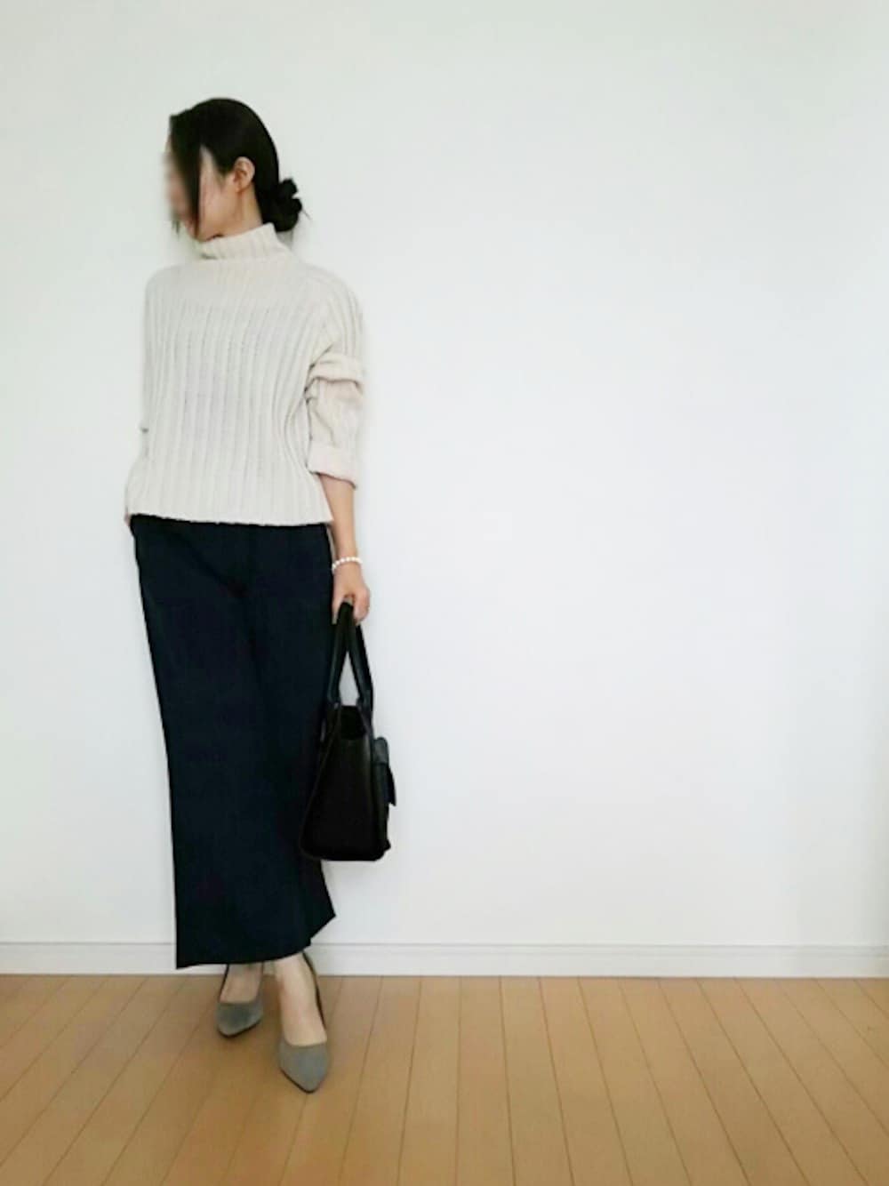 ホワイト系のトップスを着用したレディースの秋コーディネートの1枚目の写真