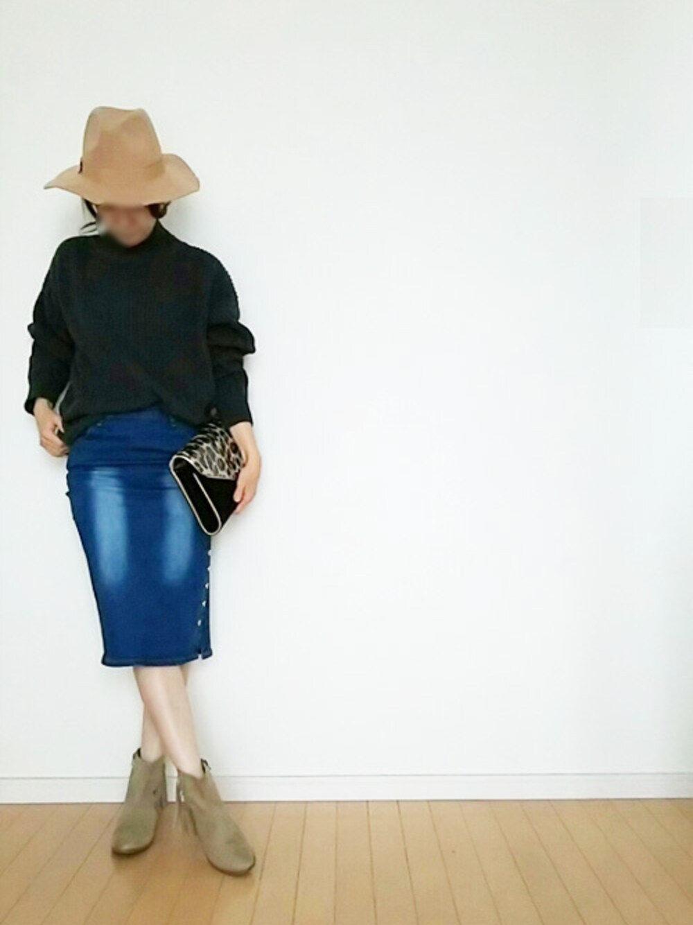 ブラック系のクラッチバッグを着用したレディースの冬コーディネートの1枚目の写真