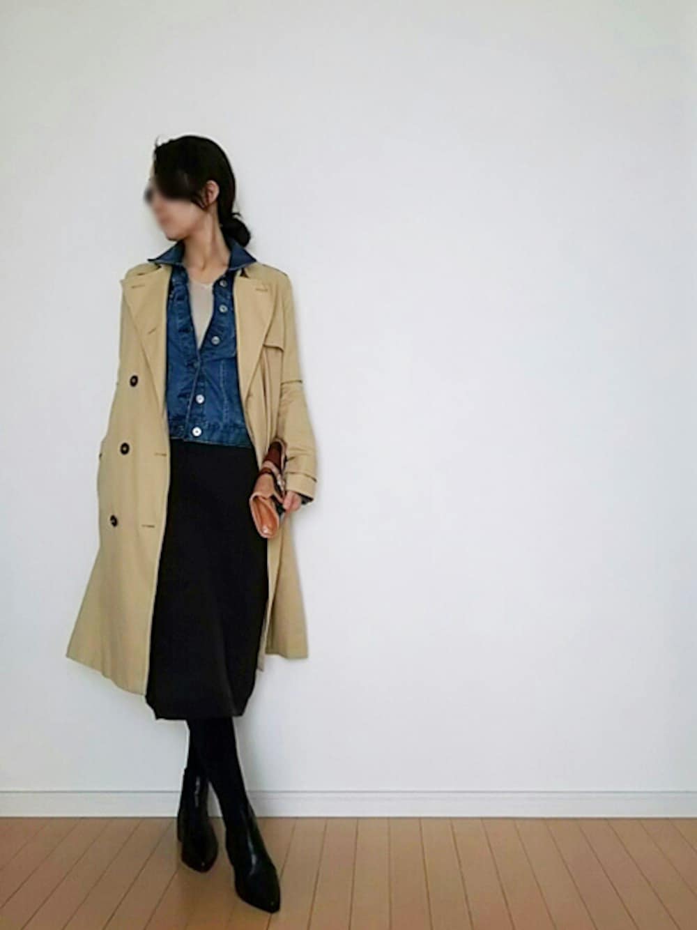 ブルー系のジャケット/アウターを着用したレディースの春コーディネートの1枚目の写真