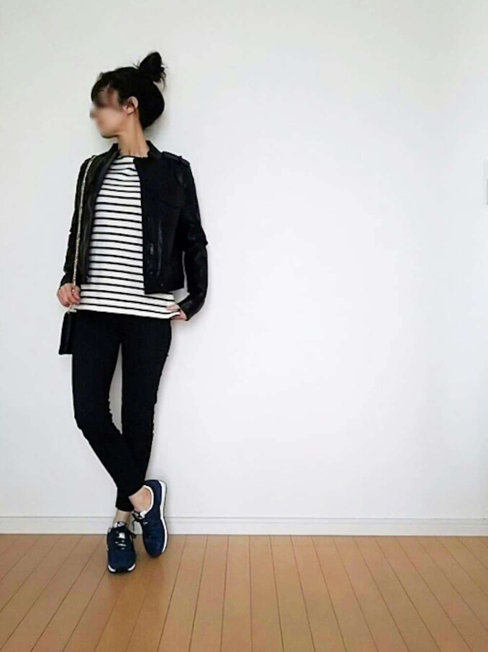 ブラック系のスニーカーを着用したレディースの春コーディネートの1枚目の写真