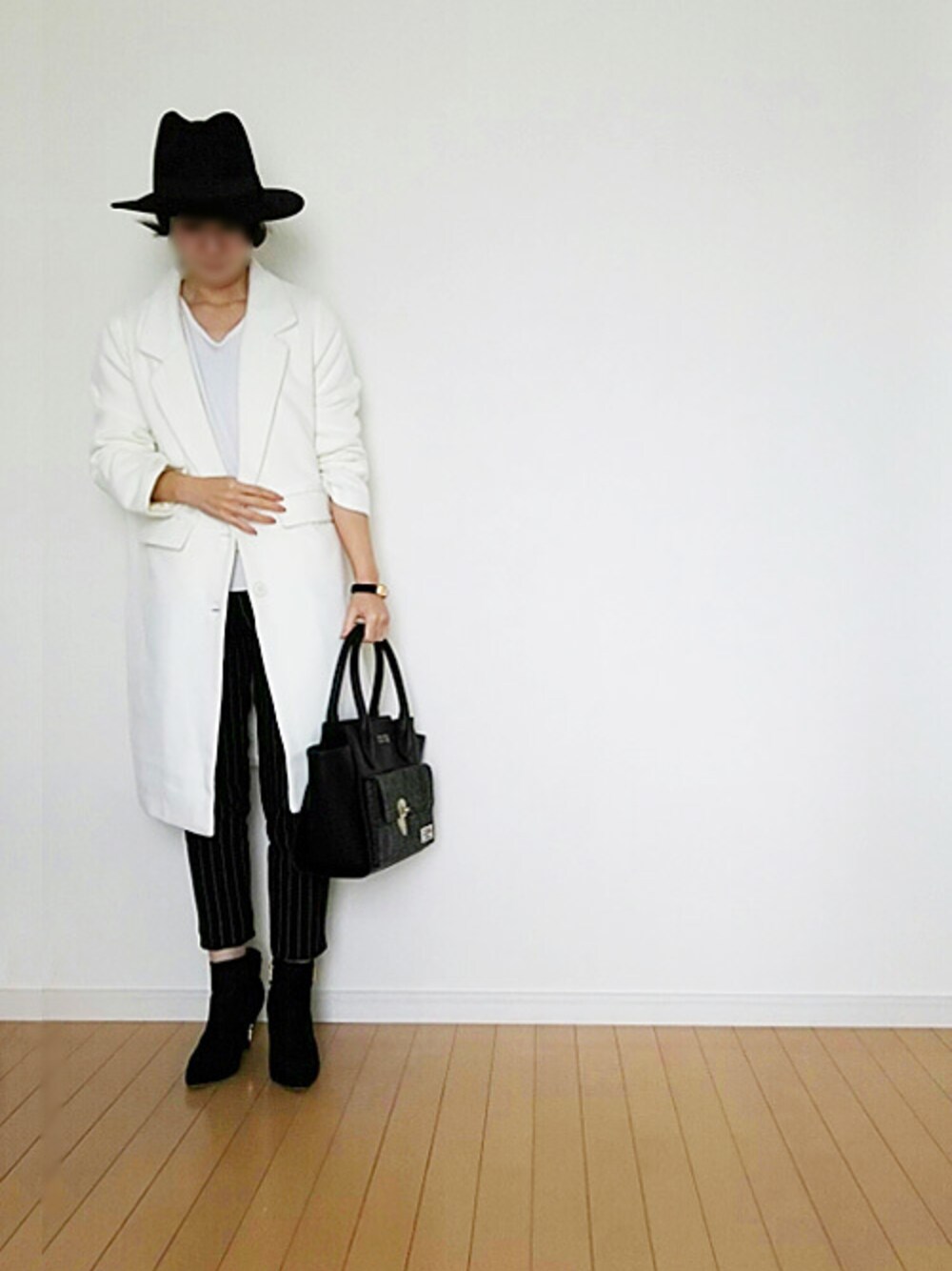 ブラック系のブーツを着用したレディースの春コーディネートの1枚目の写真