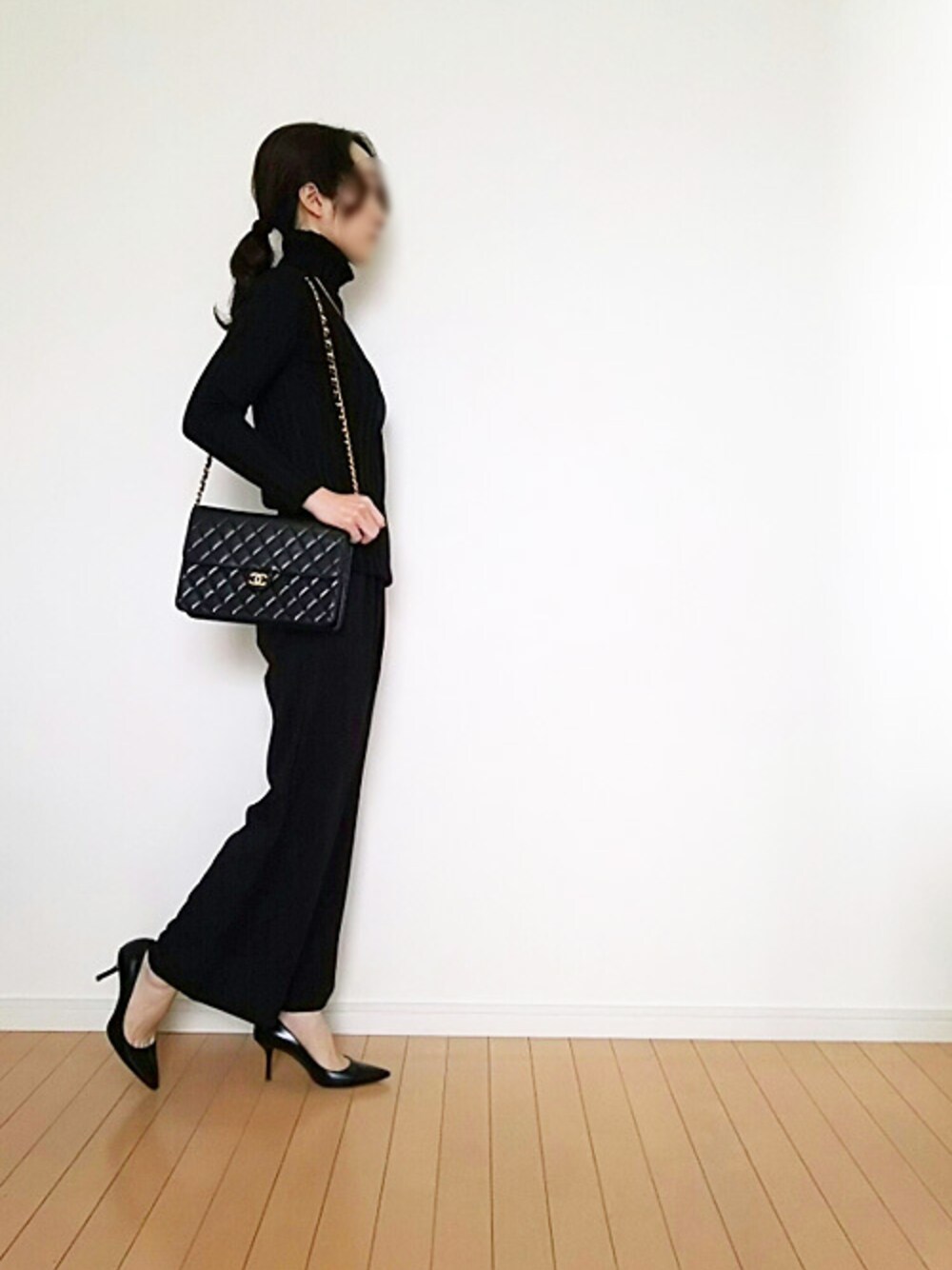 ブラック系のニット/セーター、その他のパンプスを着用したレディースの春コーディネートの1枚目の写真