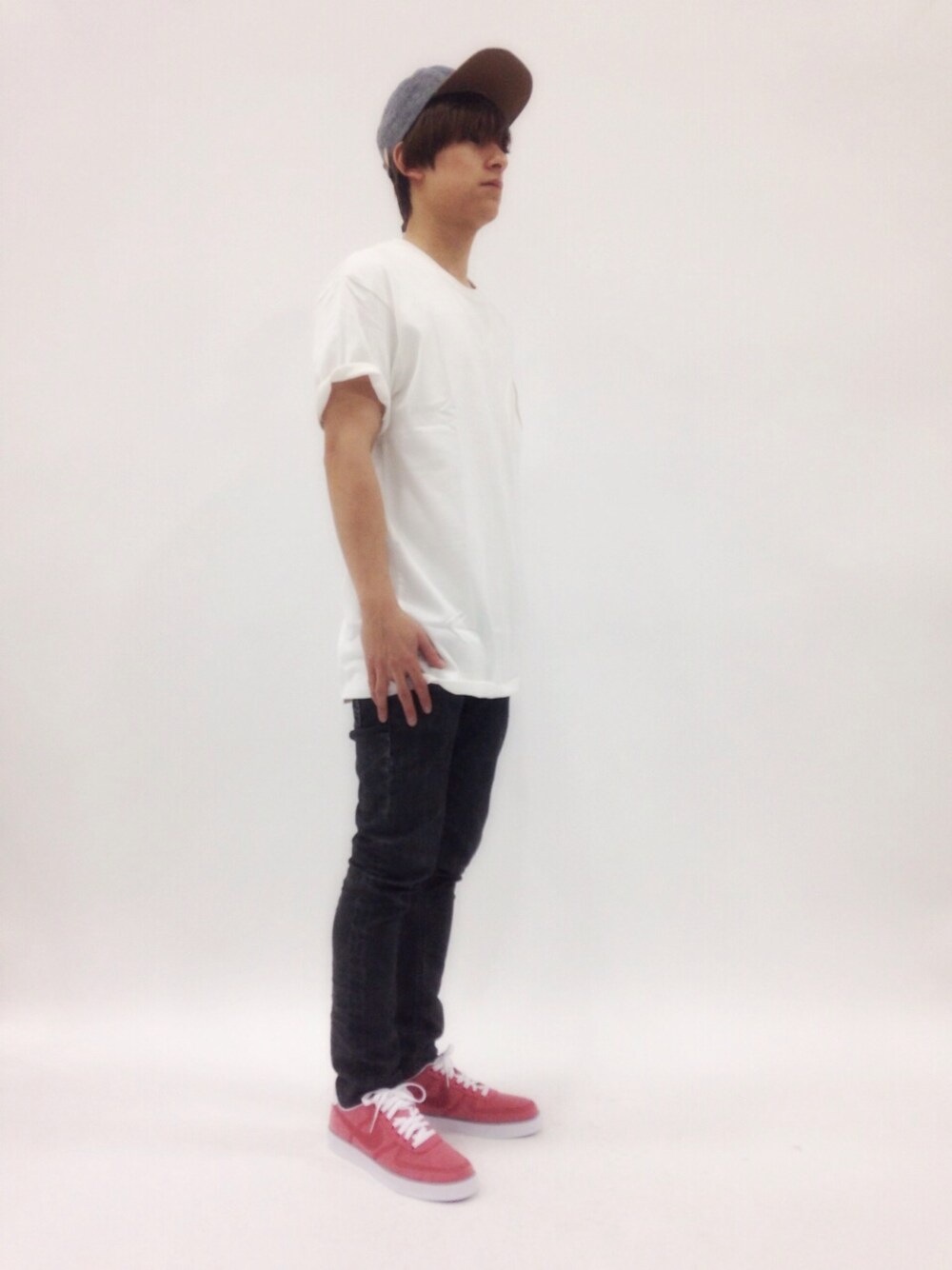 「スニーカー、ビッグシルエット、ナイキ、5PANEL CAP、ヌーディージーンズ、エアフォースワン」｜「Nudie Jeansのキャップ 【Monty Adjustable/Org. Recycled Denim Cap】（キャップ、ブルー系）」を使った、Tomoさん（メンズ・167cm）の春コーディネートの1枚目の写真