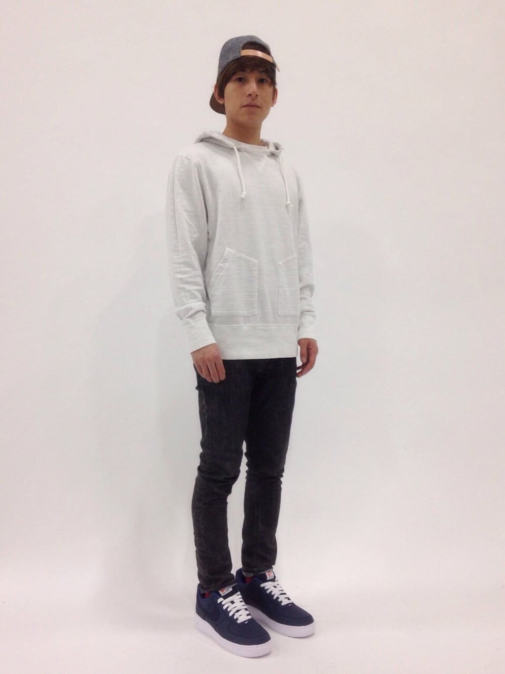 「パーカー、ネイビー、5PANEL CAP、エアフォースワン、デニムキャップ」｜「JOURNAL STANDARD relumeのノースピンダイスウェットパーカー#（パーカー、ホワイト系）」を使った、Tomoさん（メンズ・167cm）の春コーディネートの1枚目の写真