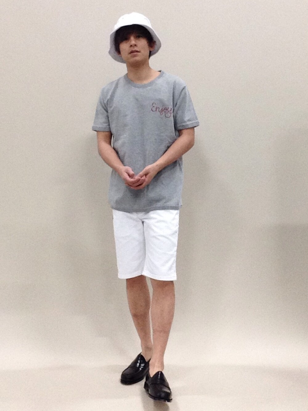「スウェット、ローファー、白コーデ、トミーヒルフィガー、バケツハット」｜「TOMMY HILFIGERのHUDSON SHORT WHITE DNM（デニムパンツ、ホワイト系）」を使った、Tomoさん（メンズ・167cm）の春コーディネートの1枚目の写真