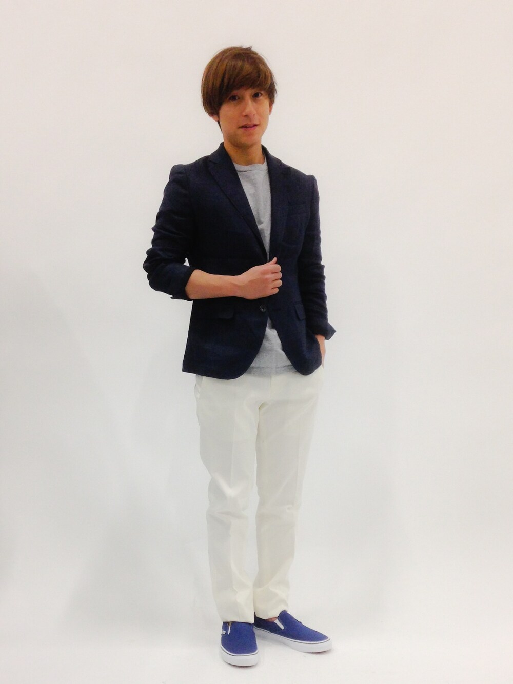 「ネイビー、キレイ目、ジャケットスタイル、リネンジャケット、スリムテーパード」｜「MEN'S MELROSEのバルドマン社ピケストレッチスリムテーパードパンツ（スラックス、ホワイト系）」を使った、Tomoさん（メンズ・167cm）の春コーディネートの1枚目の写真