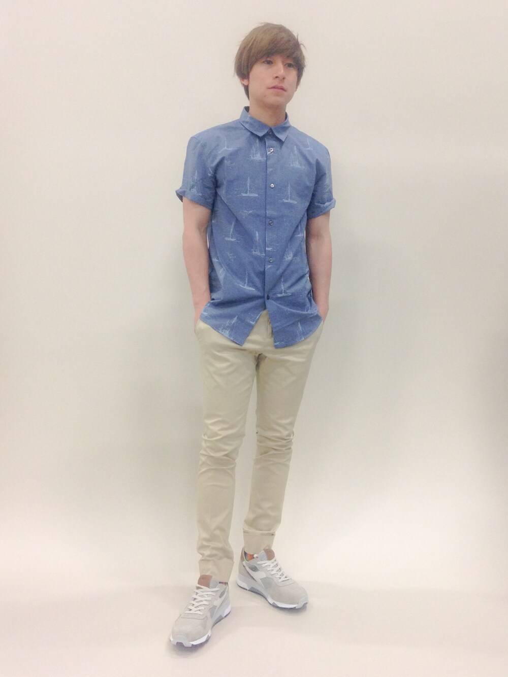 「A.P.C.、シャツスタイル、半袖シャツ、diadora、アー・ペー・セー(A.P.C.)」｜「A.P.C.のCHEMISE BIARRITZ 15E（シャツ/ブラウス、ブルー系）」を使った、Tomoさん（メンズ・167cm）の春コーディネートの1枚目の写真