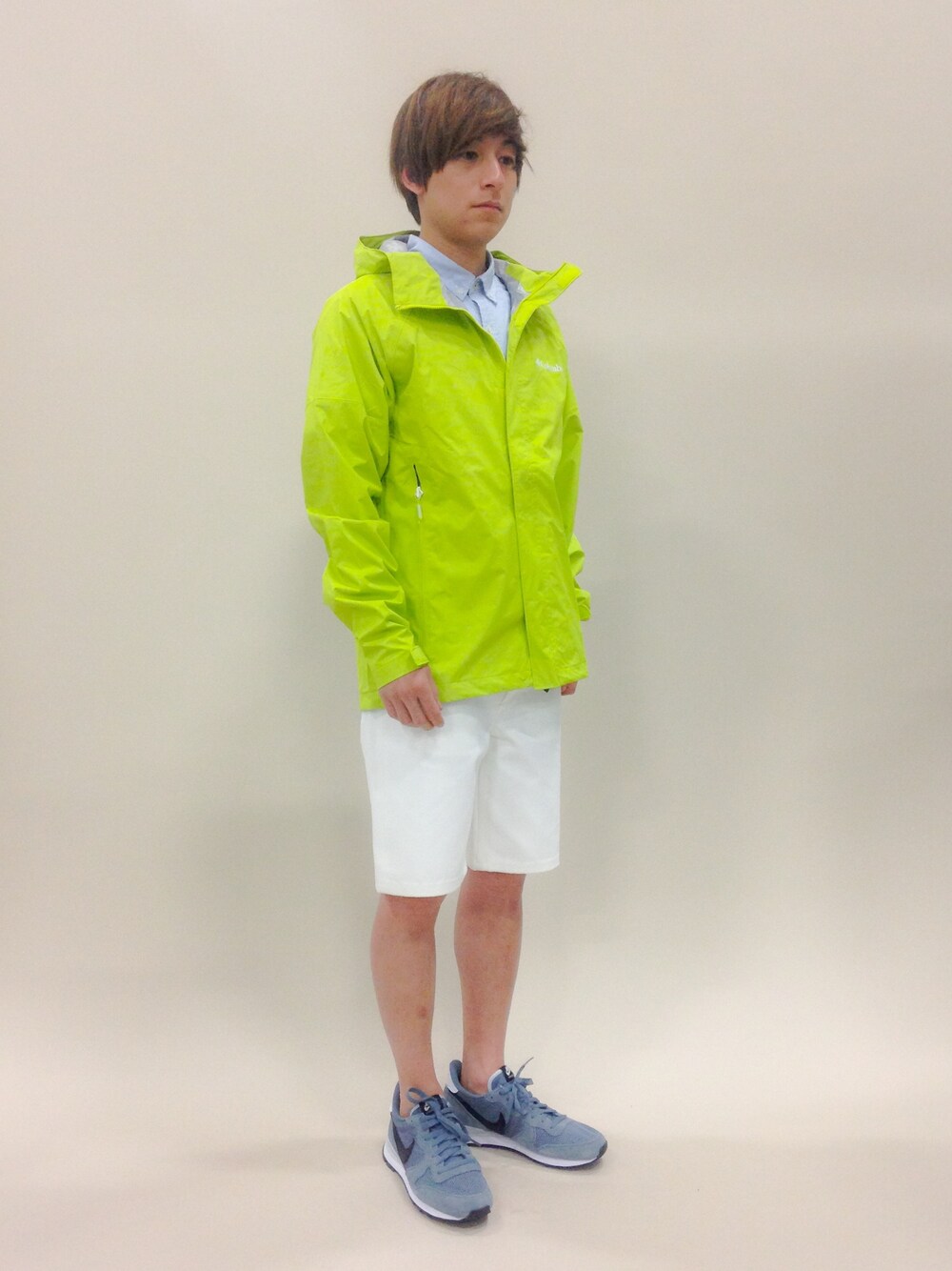 グリーン系のマウンテンパーカー、ホワイト系のデニムパンツを着用したメンズの春コーディネートの1枚目の写真