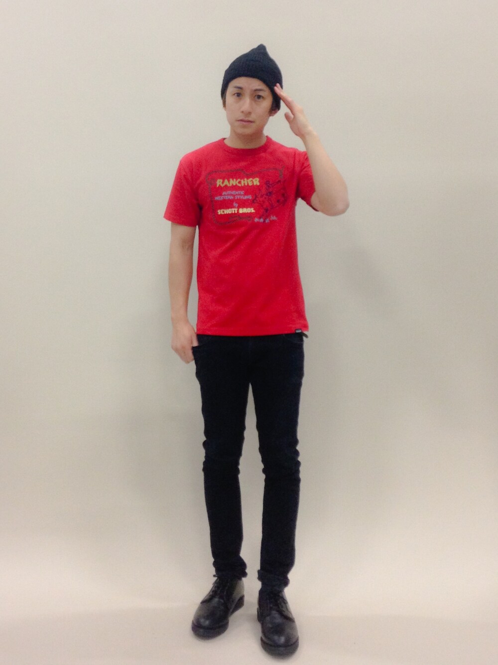 「ブーツ、Tシャツ、SCHOTT、ビーニー、レッドウィング」｜「NO ID.のニットキャップ（ニットキャップ/ビーニー、ブラック系）」を使った、Tomoさん（メンズ・167cm）の春コーディネートの1枚目の写真