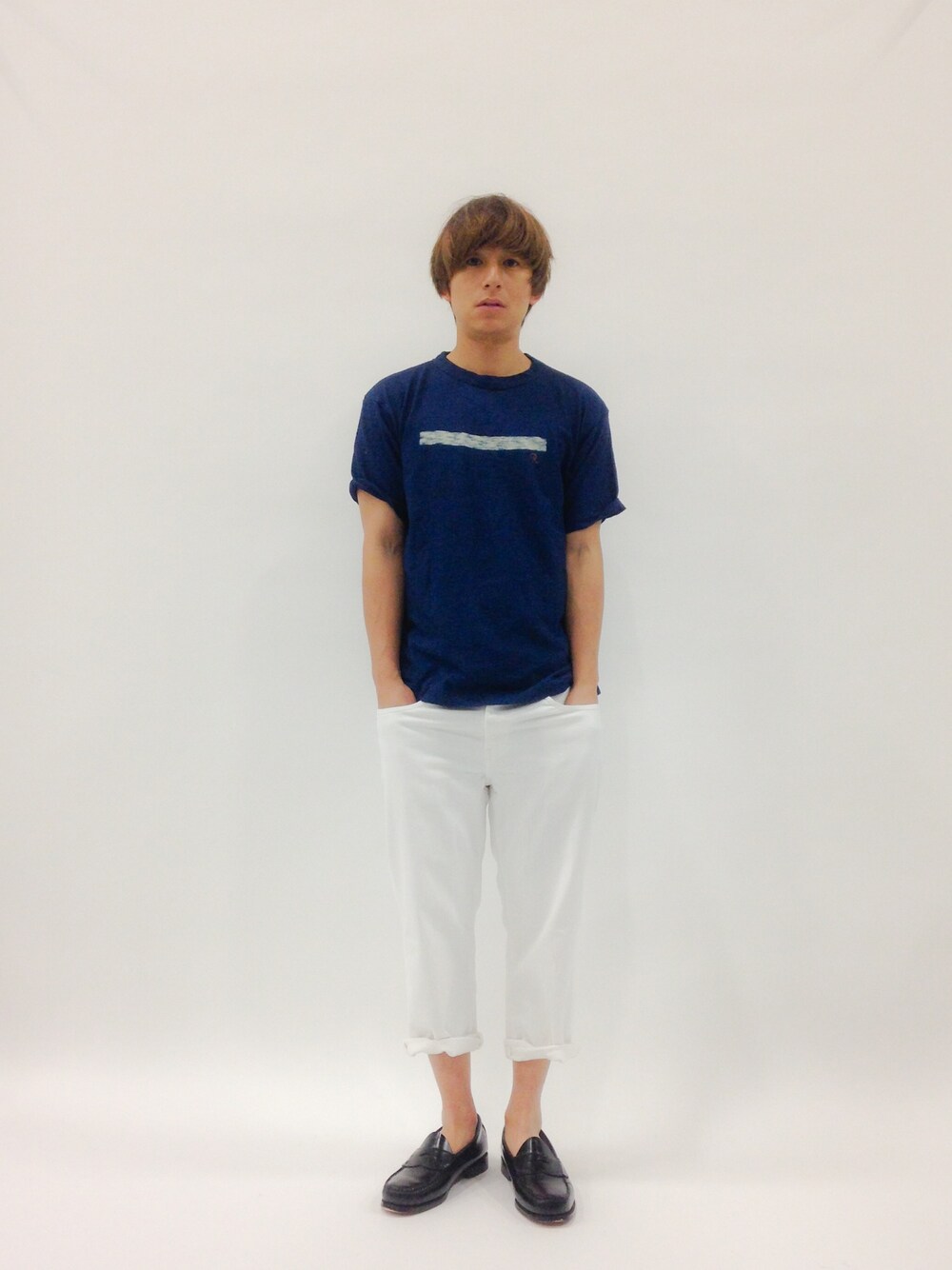 「Tシャツ、リーバイス、白デニム、クロップドパンツ、ラインTシャツ」｜「Levi'sの502 CLASSIC-クロップド/ホワイトカラー/11.3oz ストレッチデニム（デニムパンツ、ホワイト系）」を使った、Tomoさん（メンズ・167cm）の春コーディネートの1枚目の写真