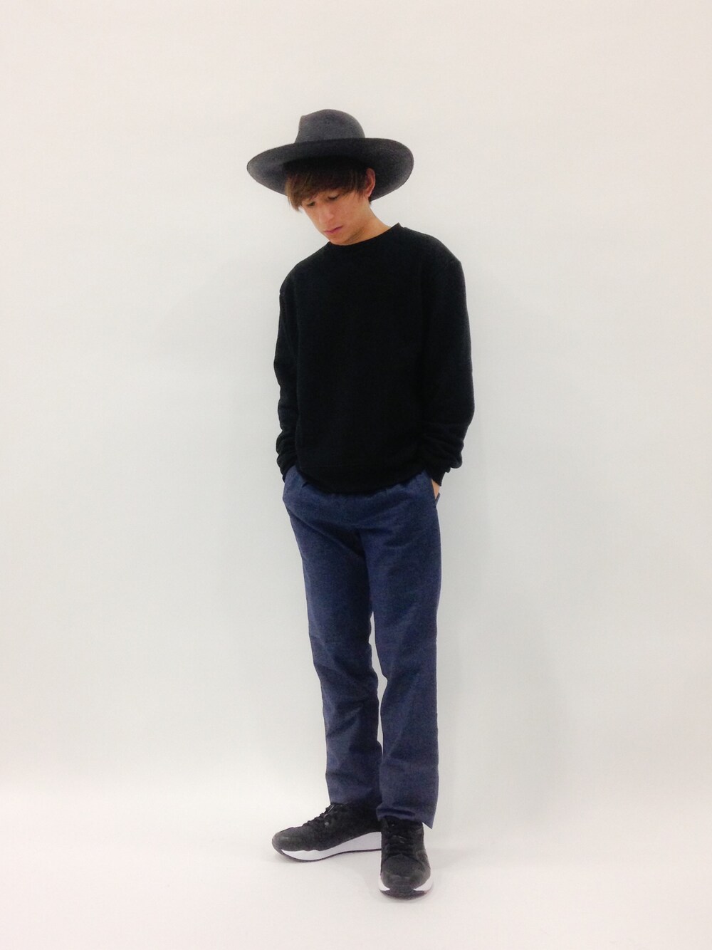 「黒、デニムパンツ、hat、KIJIMA TAKAYUKI、デニムスラックス、アー・ペー・セー(A.P.C.)」｜「A.P.C.のPANTS DENIM SOUPLE 15E（その他パンツ、ブルー系）」を使った、Tomoさん（メンズ・167cm）の春コーディネートの1枚目の写真