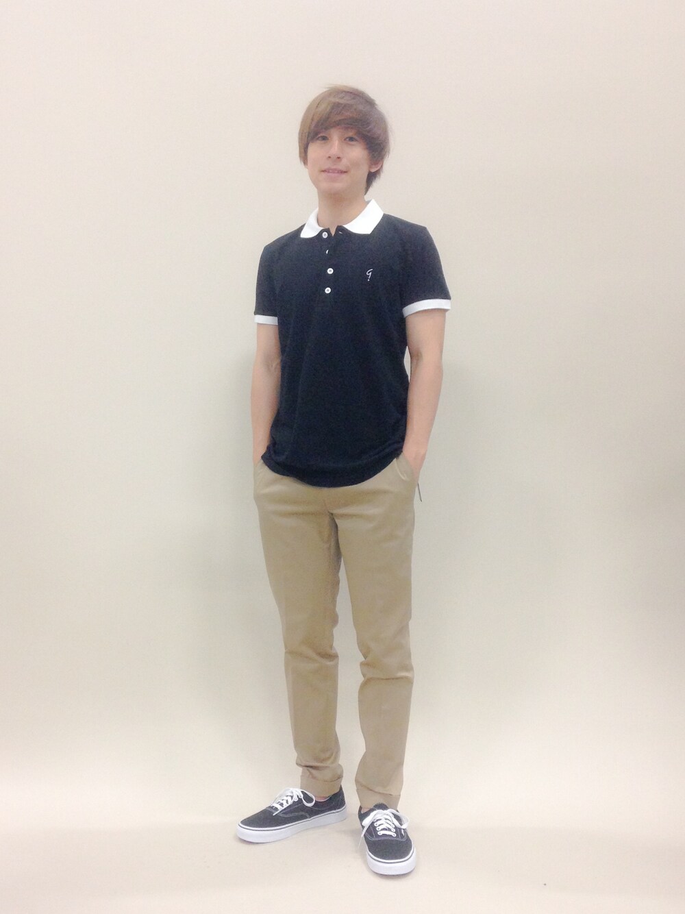 「VANS、チノパン、agnes b.、era、Polo Shirt」｜「agnes b.のJY54　POLO （ポロシャツ、ブラック系）」を使った、Tomoさん（メンズ・167cm）の春コーディネートの1枚目の写真
