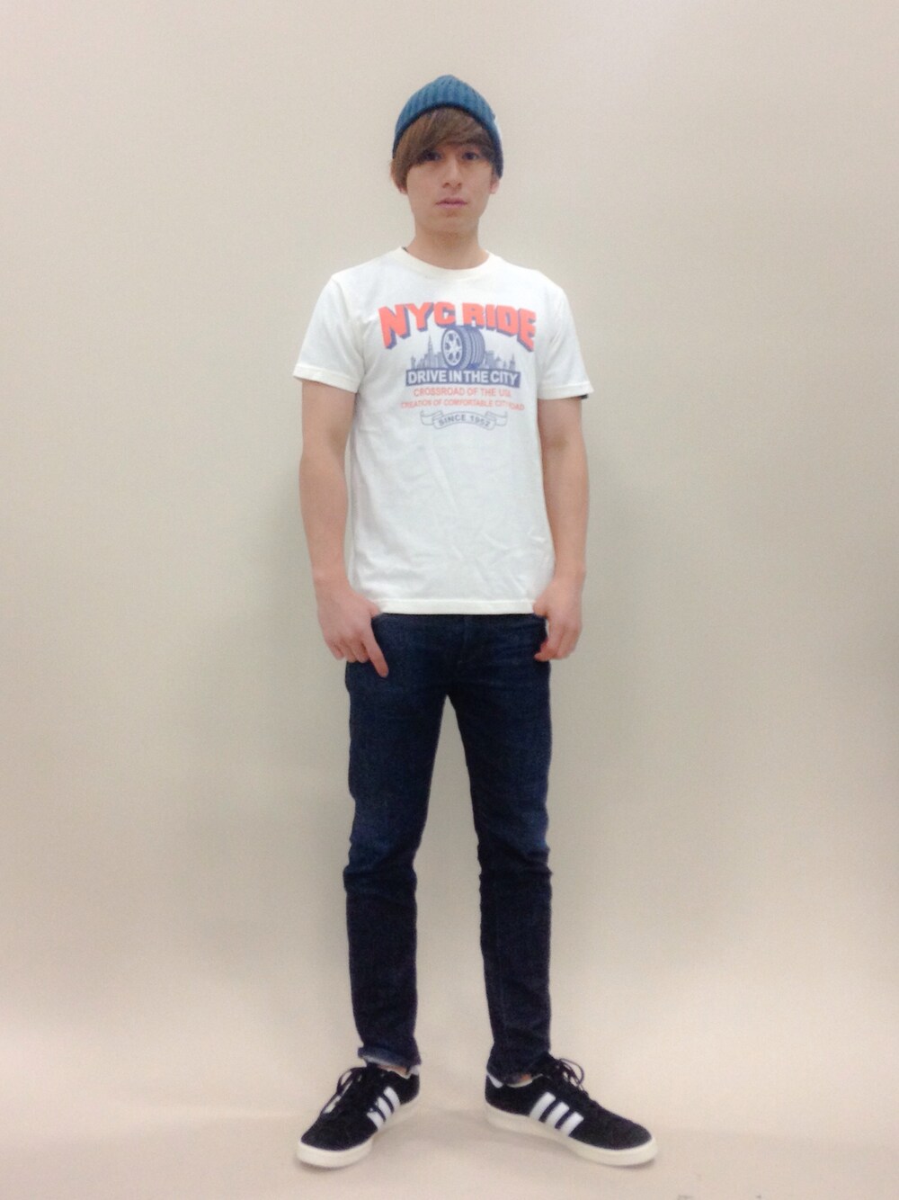 「デニム、ニット帽、Tシャツ、CP80s、Tシャツ×デニム」｜「SCREEN STARSのS/STARS PriT 15S（Tシャツ/カットソー、ホワイト系）」を使った、Tomoさん（メンズ・167cm）の春コーディネートの1枚目の写真