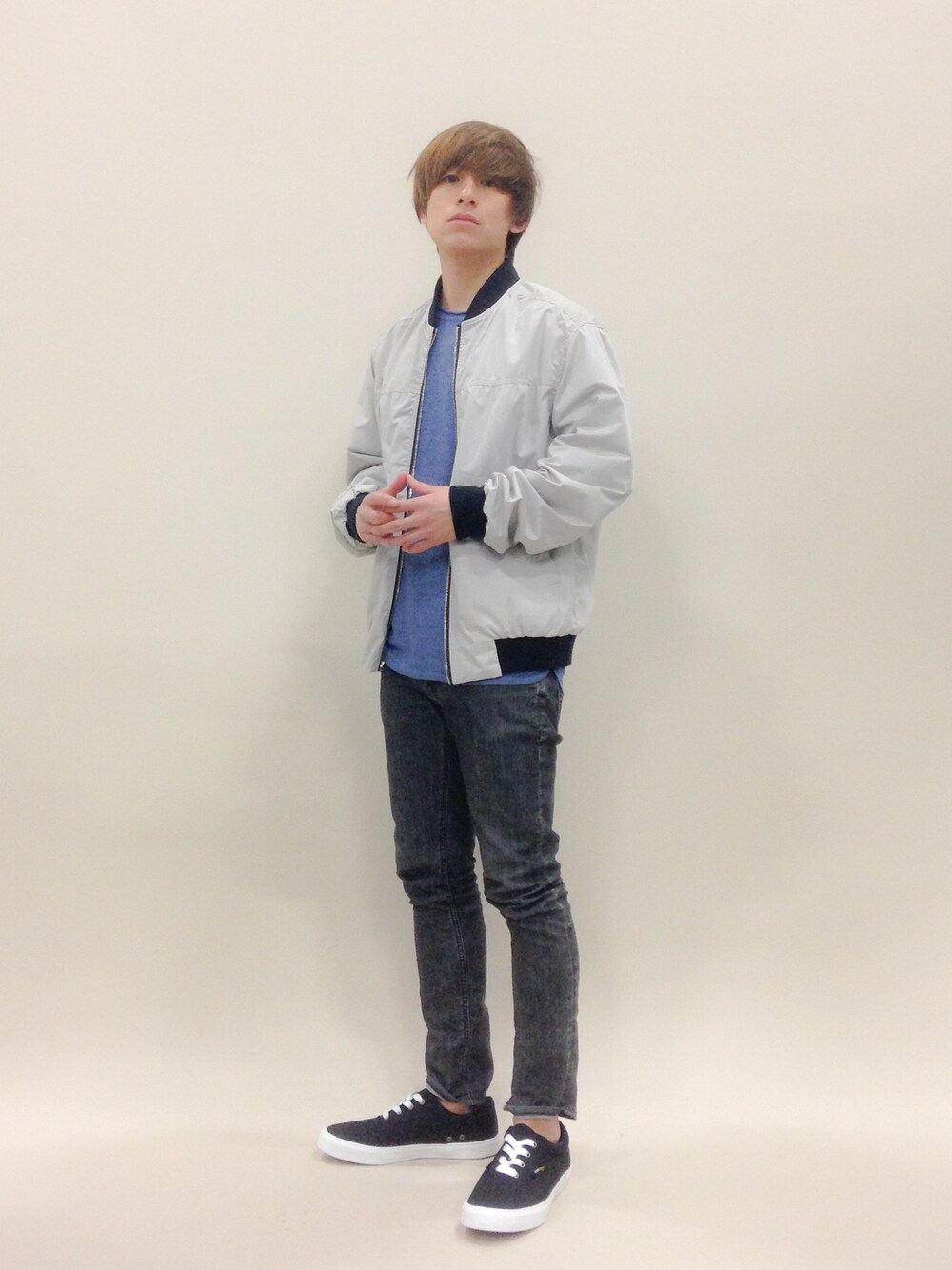「ブルゾン、スニーカーコーデ、リバーシブル、スリット、BLUE TORNADO」｜「BLUE TORNADOのBLUE TORNADO∴BONNARUE BONNARUE スニーカー（スニーカー、ブラック系）」を使った、Tomoさん（メンズ・167cm）の春コーディネートの1枚目の写真