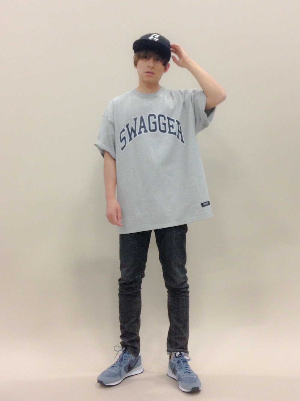 「FRANK、NEW ERA、swagger、ポーター、skinny、インターナショナリスト」｜「SWAGGERのFRANK x SWAGGER "COMBI" TEE（Tシャツ/カットソー、グレー系）」を使った、Tomoさん（メンズ・167cm）の春コーディネートの1枚目の写真