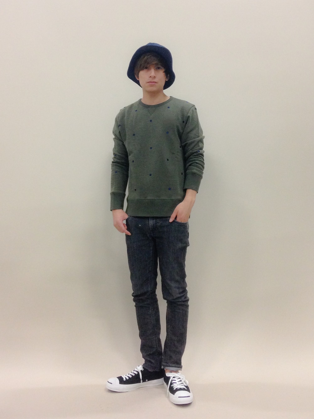 「スウェット、ハット、スキニーデニム、CHUMS、OFFICINE GENERALE」｜「CHUMSのチャムス / タゲットハット（ハット、ブルー系）」を使った、Tomoさん（メンズ・167cm）の春コーディネートの1枚目の写真