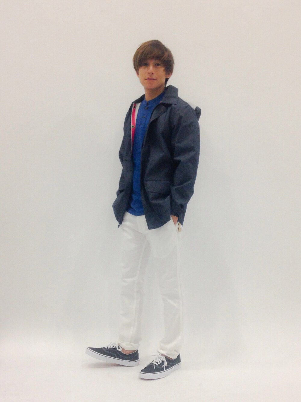 「マウンテンパーカー、Levi's、ポロシャツ、白パンツ、Steven Alan」｜「JOURNAL STANDARD relumeのRE-C/L 66 PNT（その他パンツ、ホワイト系）」を使った、Tomoさん（メンズ・167cm）の春コーディネートの1枚目の写真