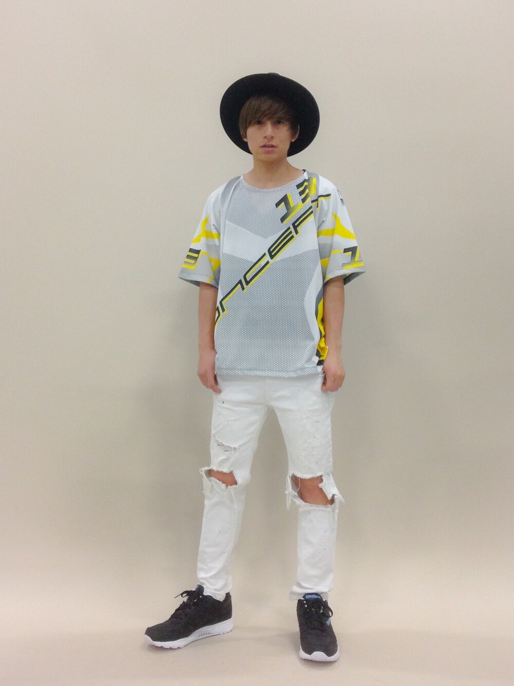「ハット、ツバ広ハット、スポーツテイスト、モトクロスシャツ、Etudes Studio、モードスポーツ」｜「Etudes StudioのEtudes CONCEPT MOTER SHT（Tシャツ/カットソー、その他）」を使った、Tomoさん（メンズ・167cm）の春コーディネートの1枚目の写真