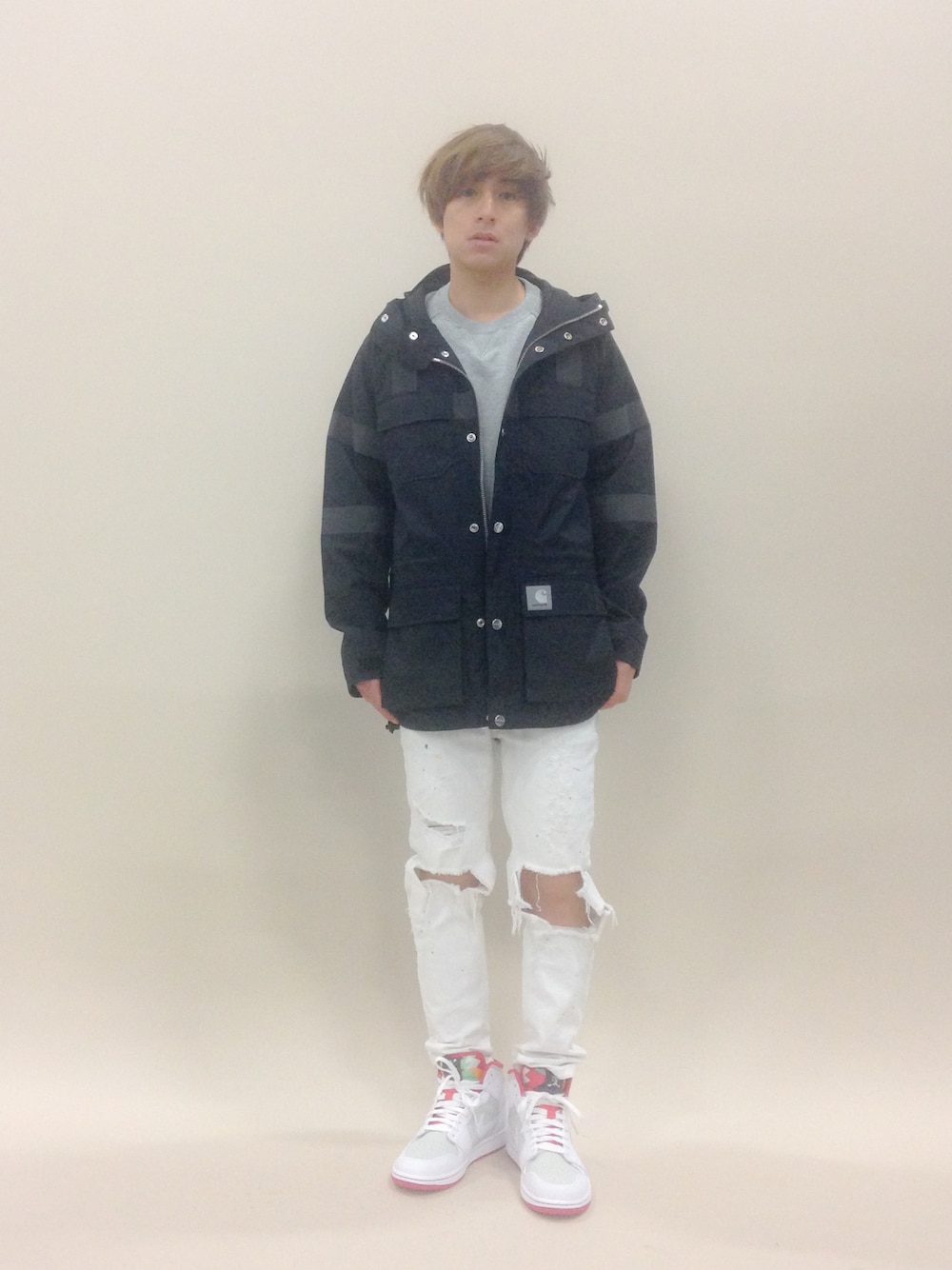 「マウンテンパーカー、jordan1、クラッシュデニム、ジョーダン、jordan hare、jordan 1 hare」｜「CarharttのSJ REFLECTIVE MOSLEY JACKET（マウンテンパーカー、ブラック系）」を使った、Tomoさん（メンズ・167cm）の春コーディネートの1枚目の写真